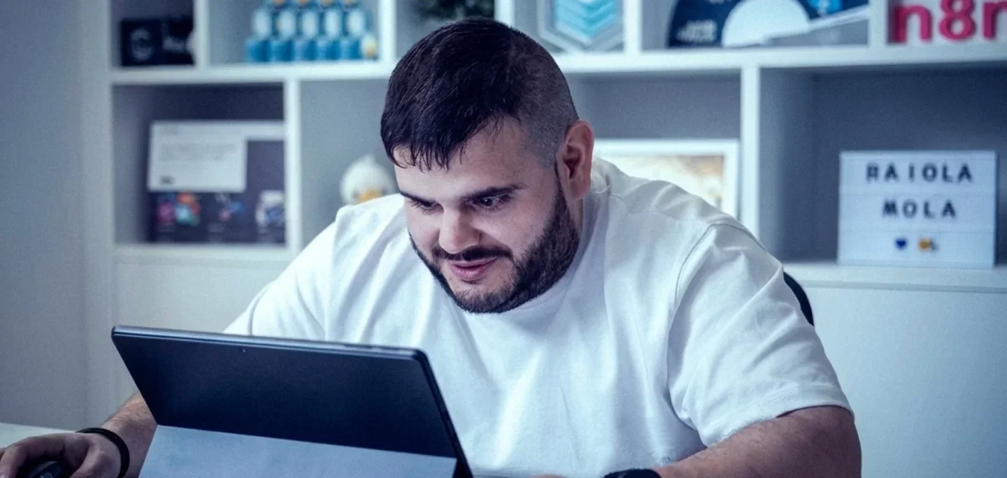 Álvaro Fontela trabajando con WordPress e IA